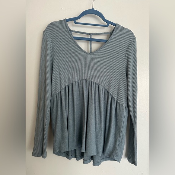 Women’s Sweater - Picture 1 of 3